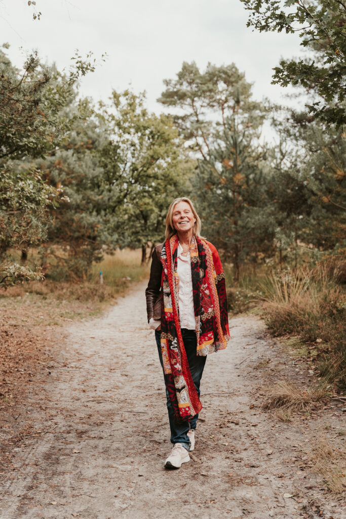 Linde is smiling and walking